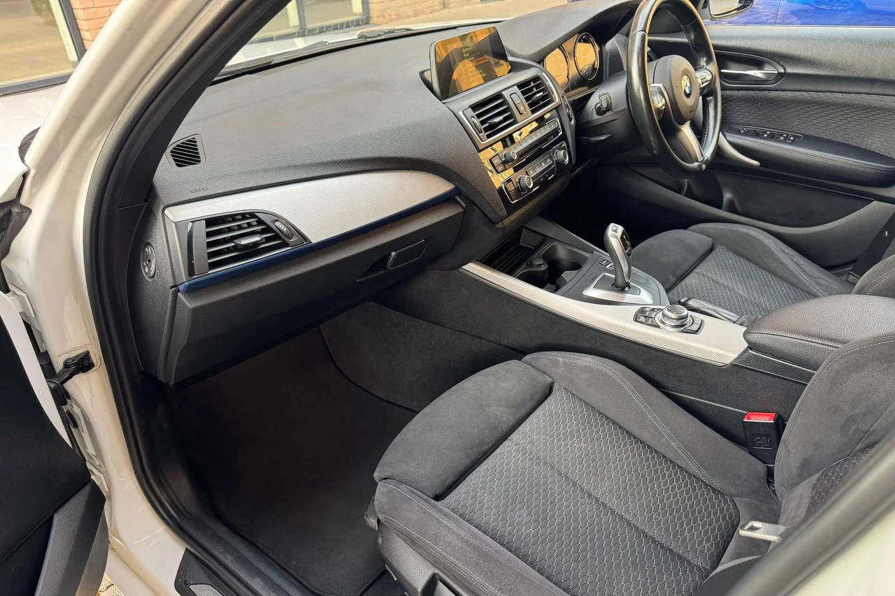BMW 1 Series 118d 2016 gallery image 15