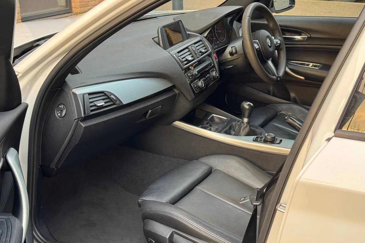 BMW 1 Series M135i 2015 gallery image 14