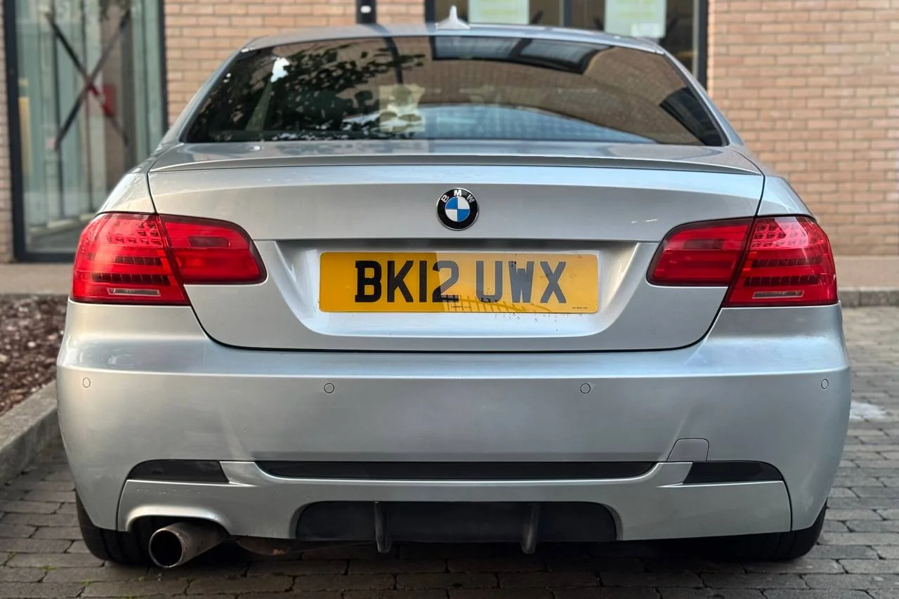 BMW 3 Series 318i 2012 gallery image 10