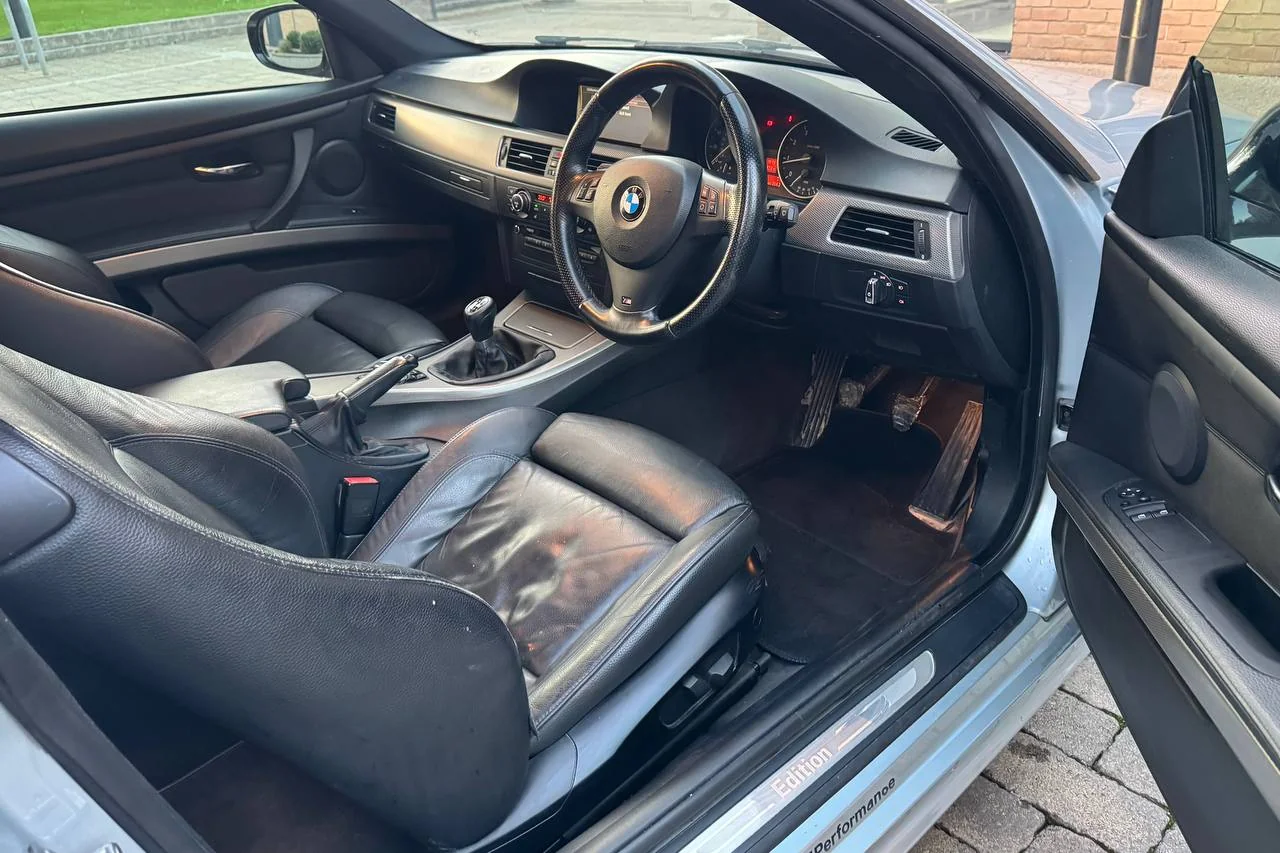 BMW 3 Series 318i 2012 gallery image 12