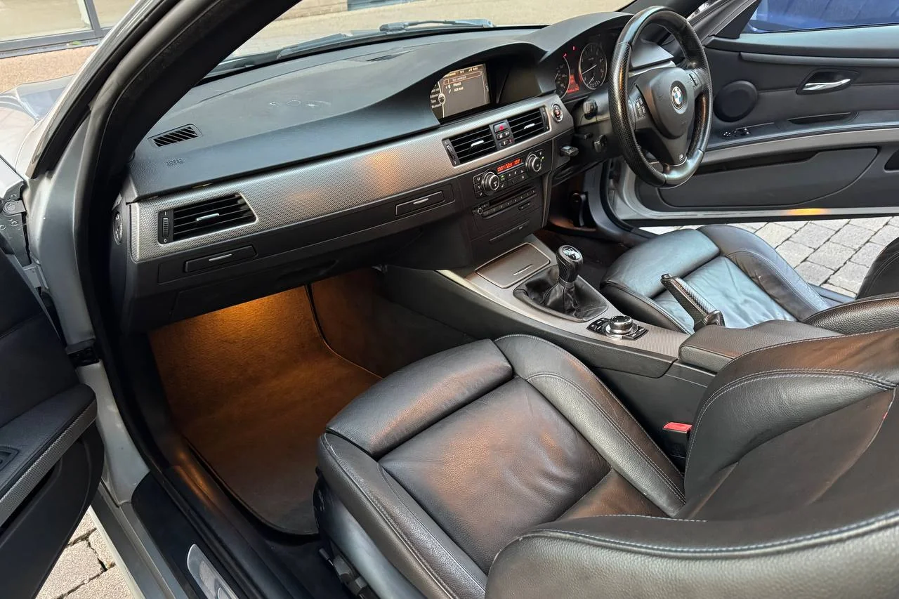 BMW 3 Series 318i 2012 gallery image 13