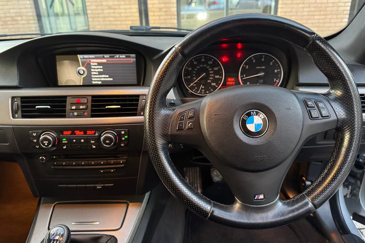 BMW 3 Series 318i 2012 gallery image 14