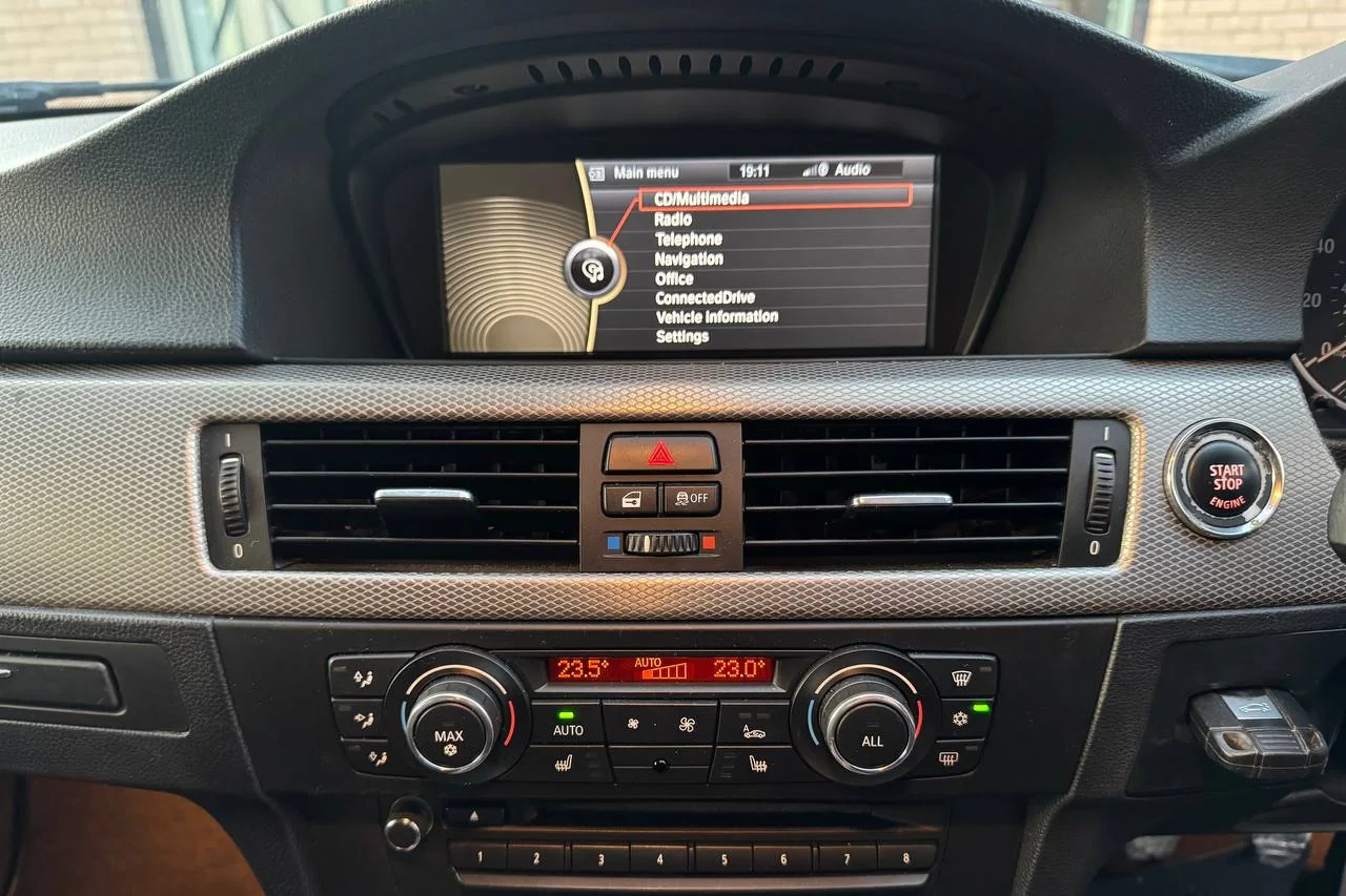 BMW 3 Series 318i 2012 gallery image 15