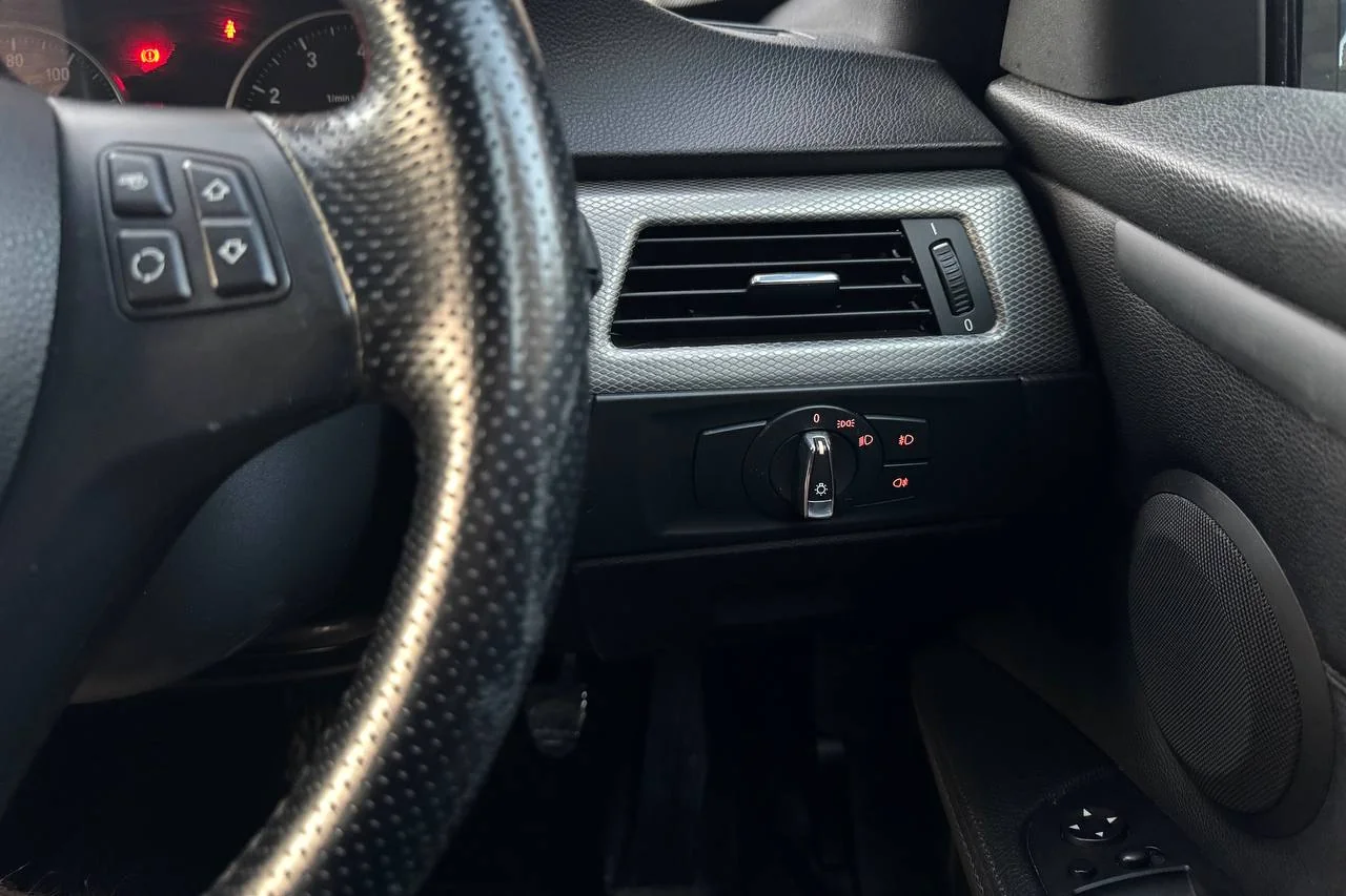 BMW 3 Series 318i 2012 gallery image 16