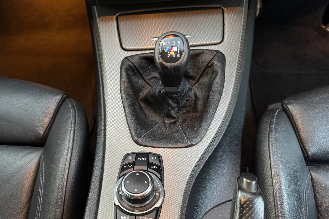 BMW 3 Series 318i 2012 gallery image 17