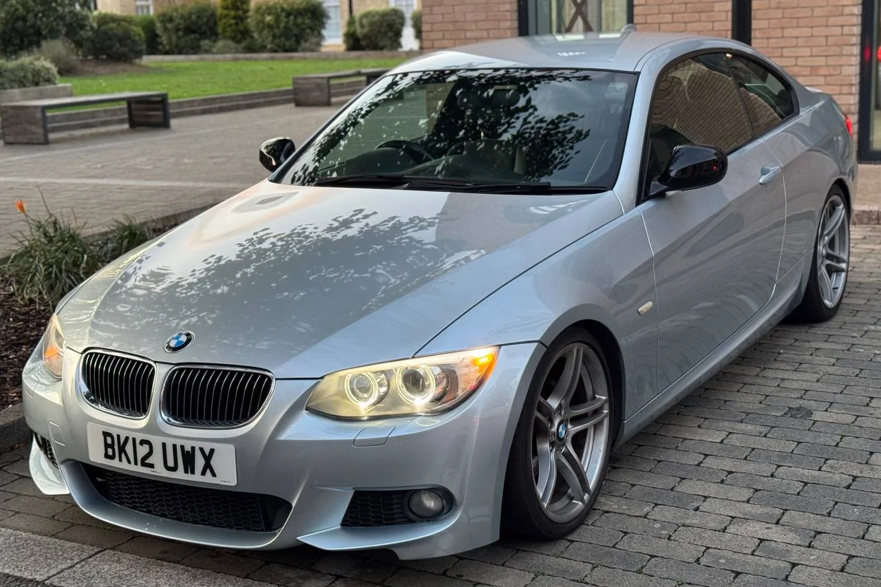 BMW 3 Series 318i 2012 gallery image 3