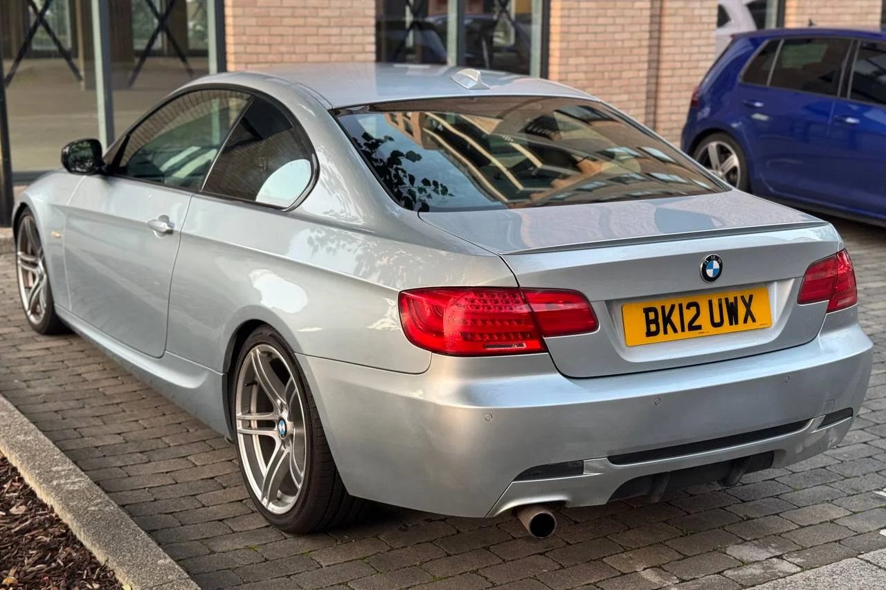 BMW 3 Series 318i 2012 gallery image 4