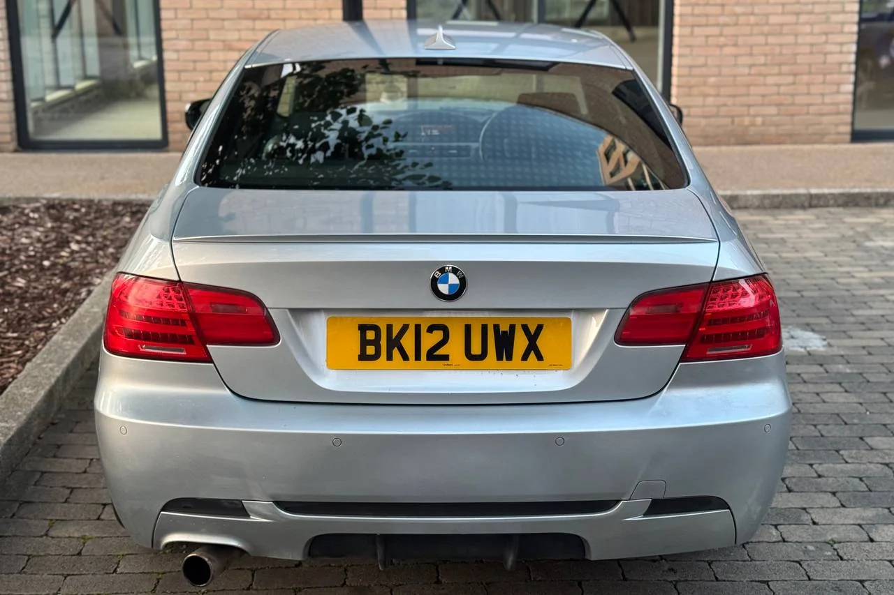 BMW 3 Series 318i 2012 gallery image 5