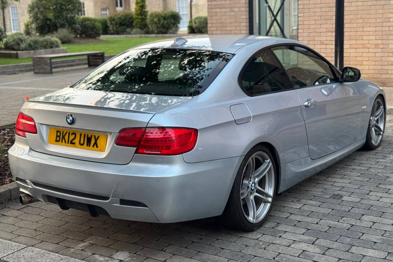 Thumbnail 6 for BMW 3 Series 318i 2012