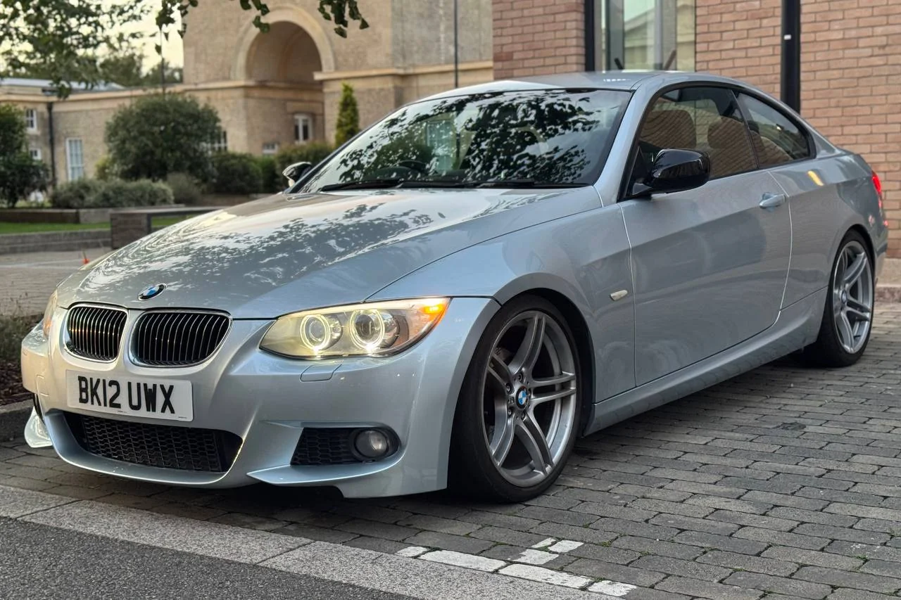 Thumbnail 8 for BMW 3 Series 318i 2012