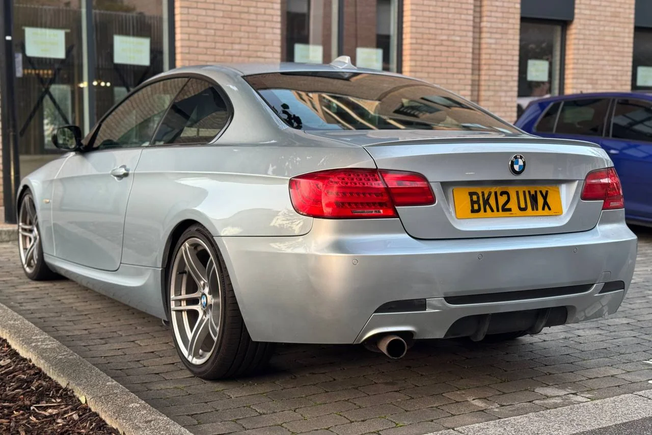 BMW 3 Series 318i 2012 gallery image 9