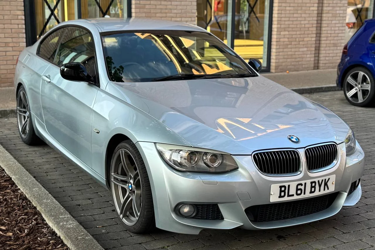 BMW 3 Series 318i 2011 gallery image 1