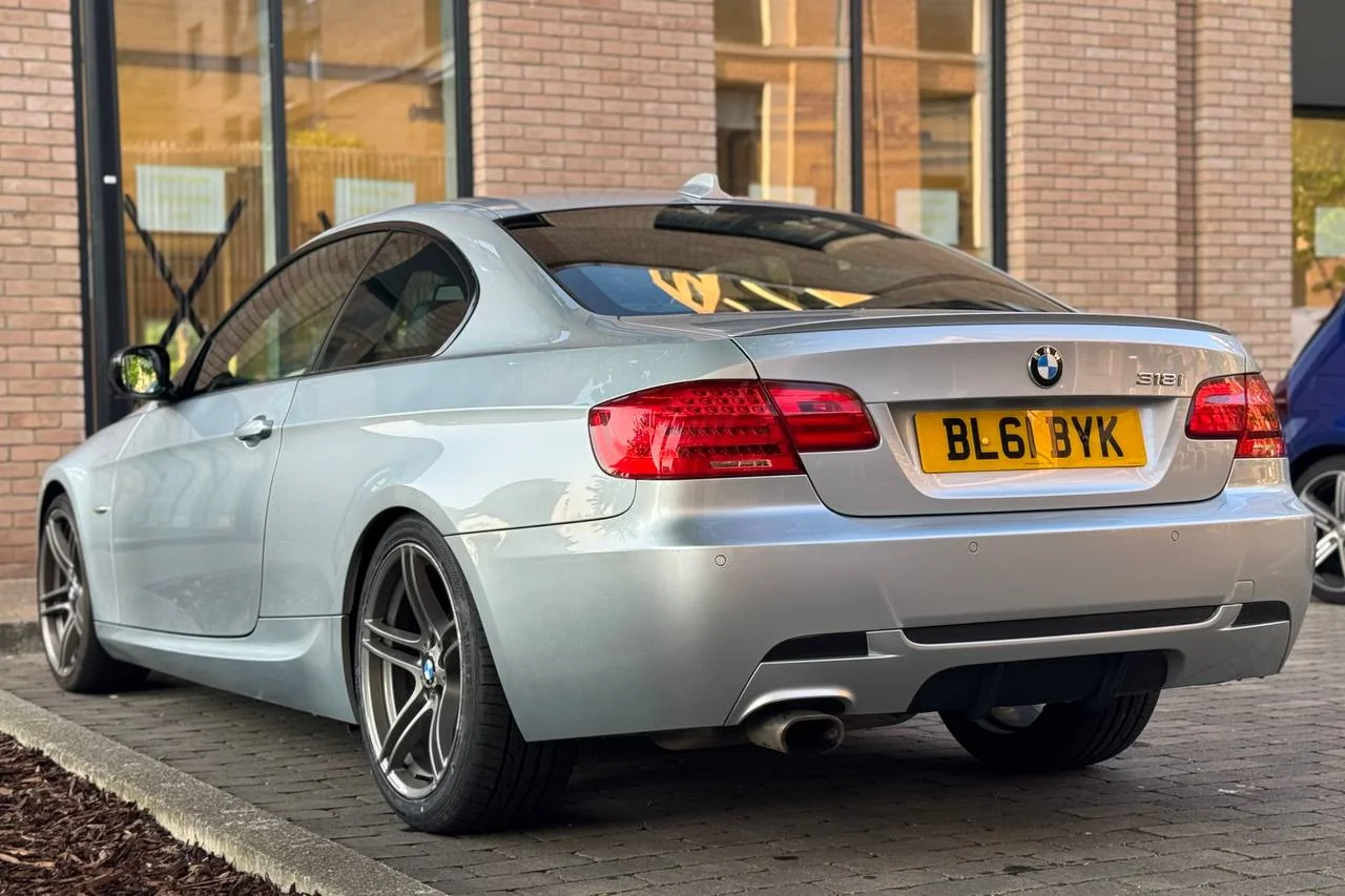 Thumbnail 10 for BMW 3 Series 318i 2011