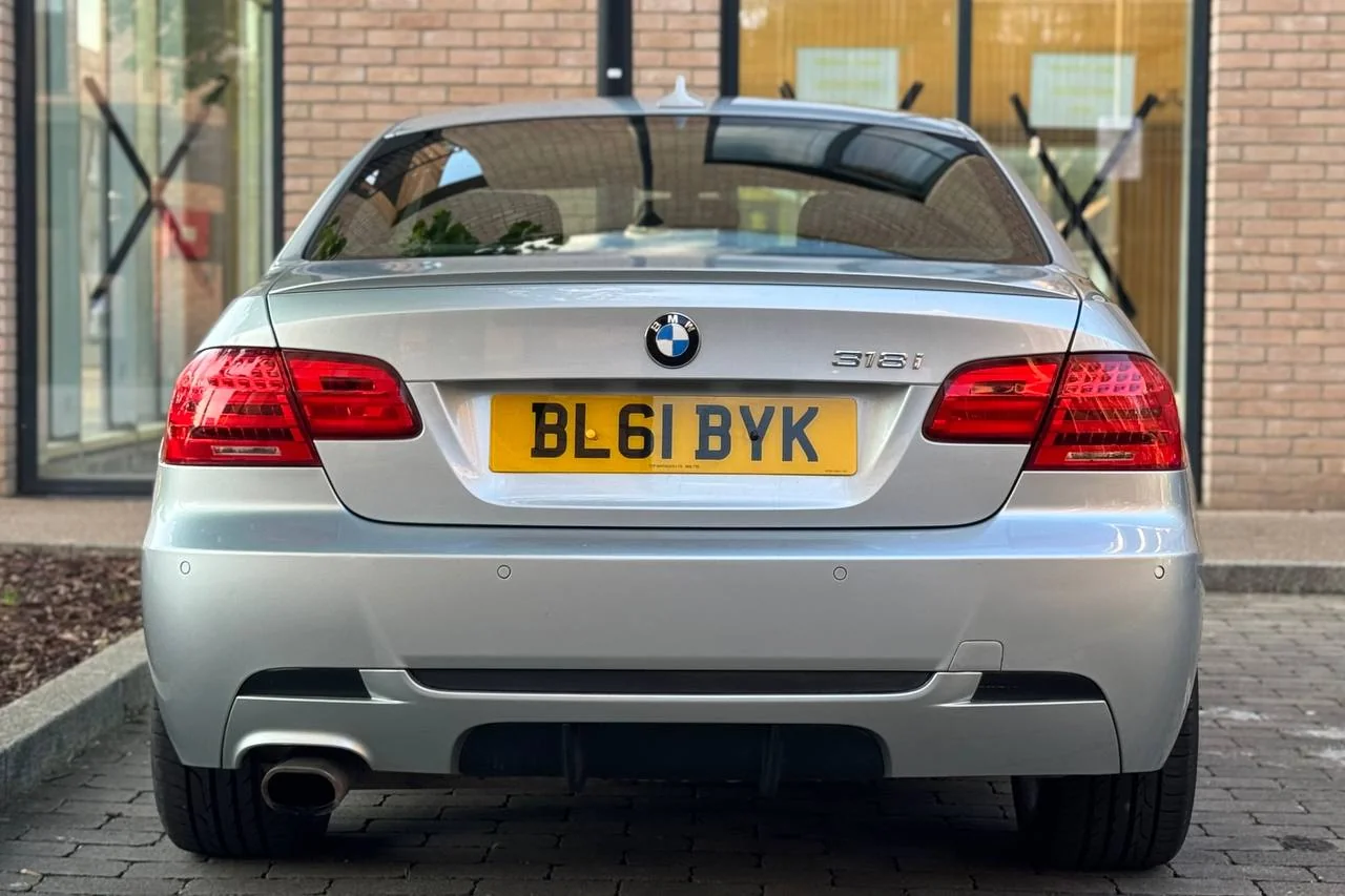 Thumbnail 11 for BMW 3 Series 318i 2011