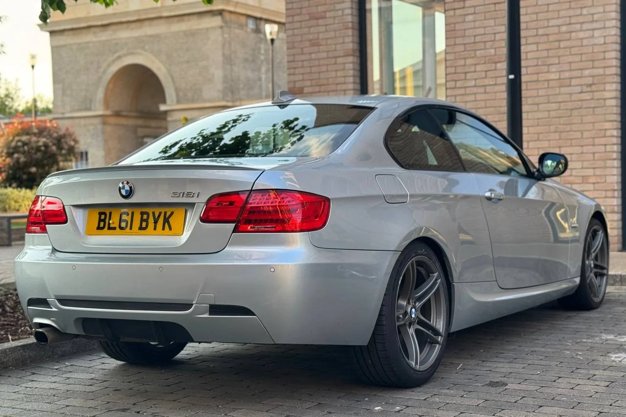 Thumbnail 12 for BMW 3 Series 318i 2011