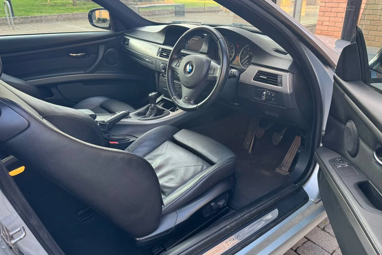 BMW 3 Series 318i 2011 gallery image 13