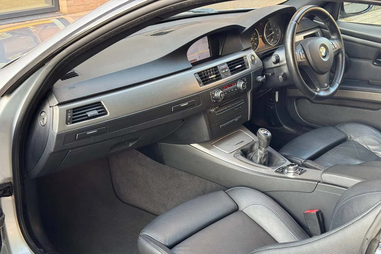 BMW 3 Series 318i 2011 gallery image 14