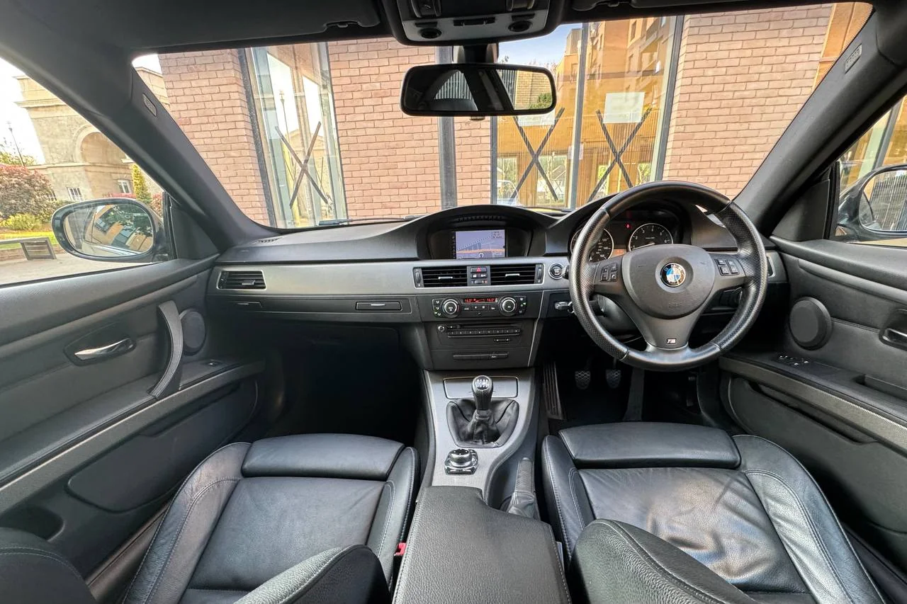 BMW 3 Series 318i 2011 gallery image 15