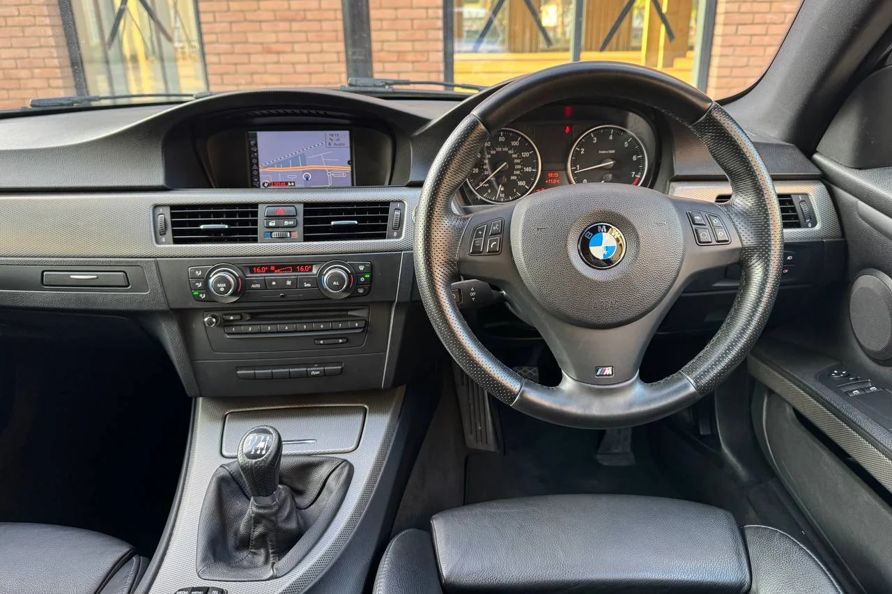 Thumbnail 16 for BMW 3 Series 318i 2011