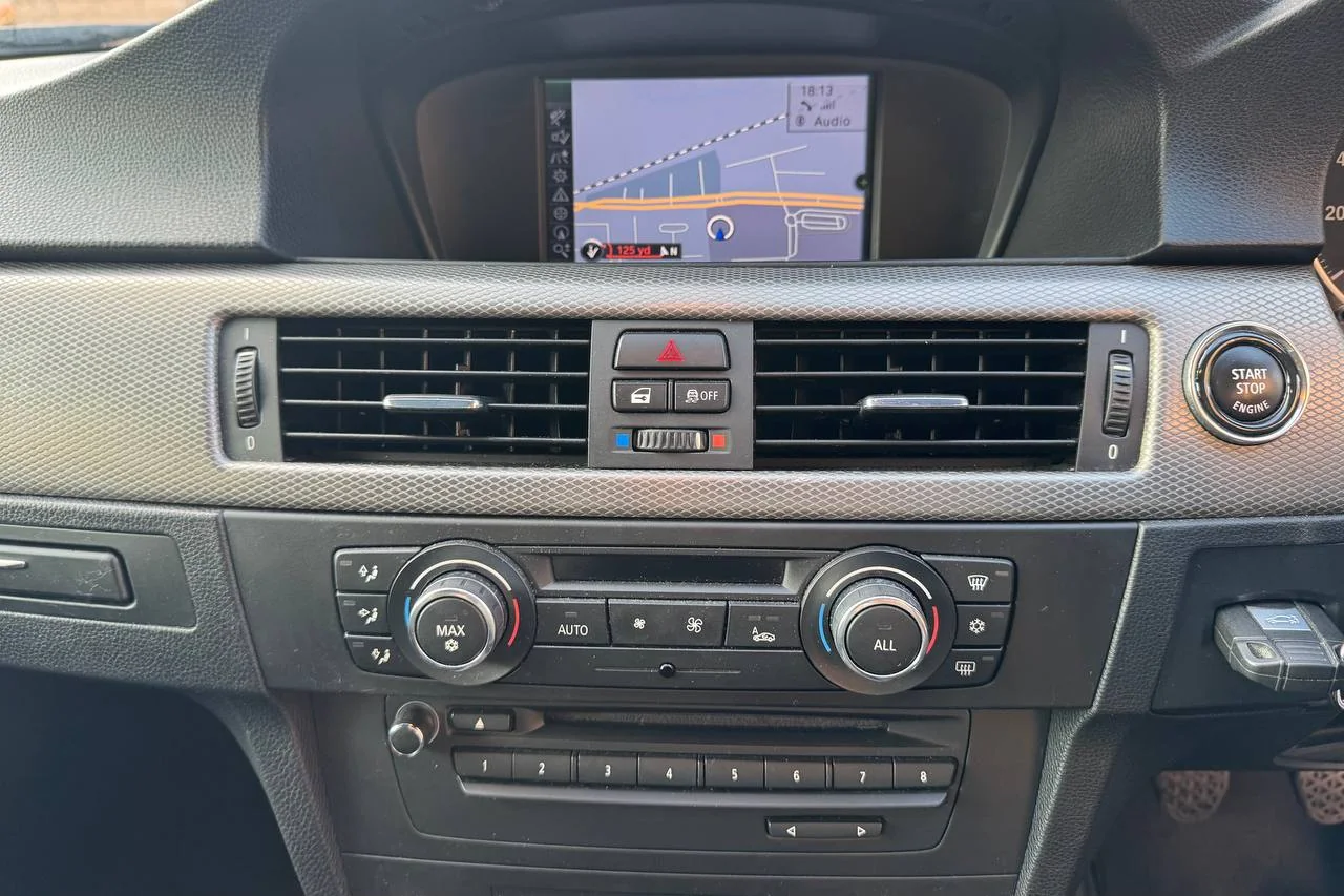 BMW 3 Series 318i 2011 gallery image 17