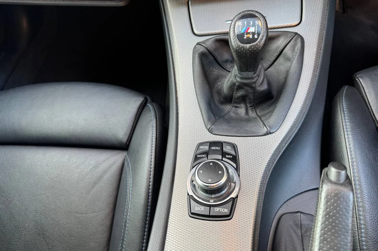 BMW 3 Series 318i 2011 gallery image 18