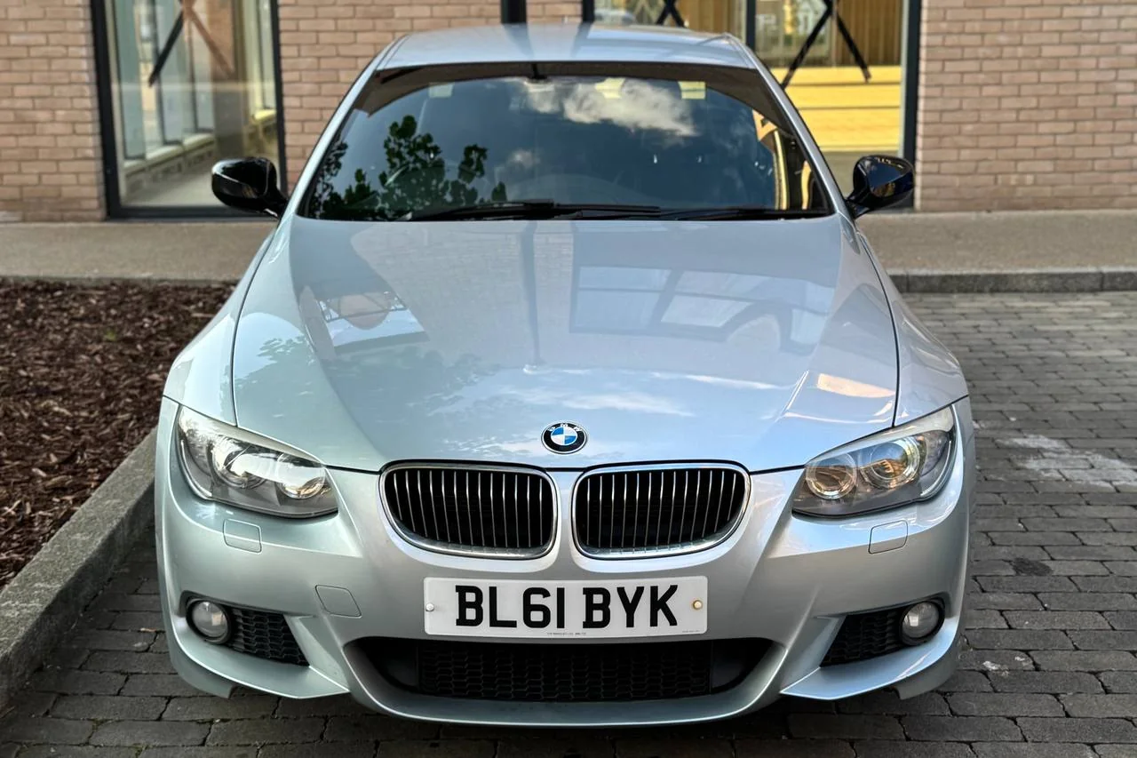 Thumbnail 2 for BMW 3 Series 318i 2011