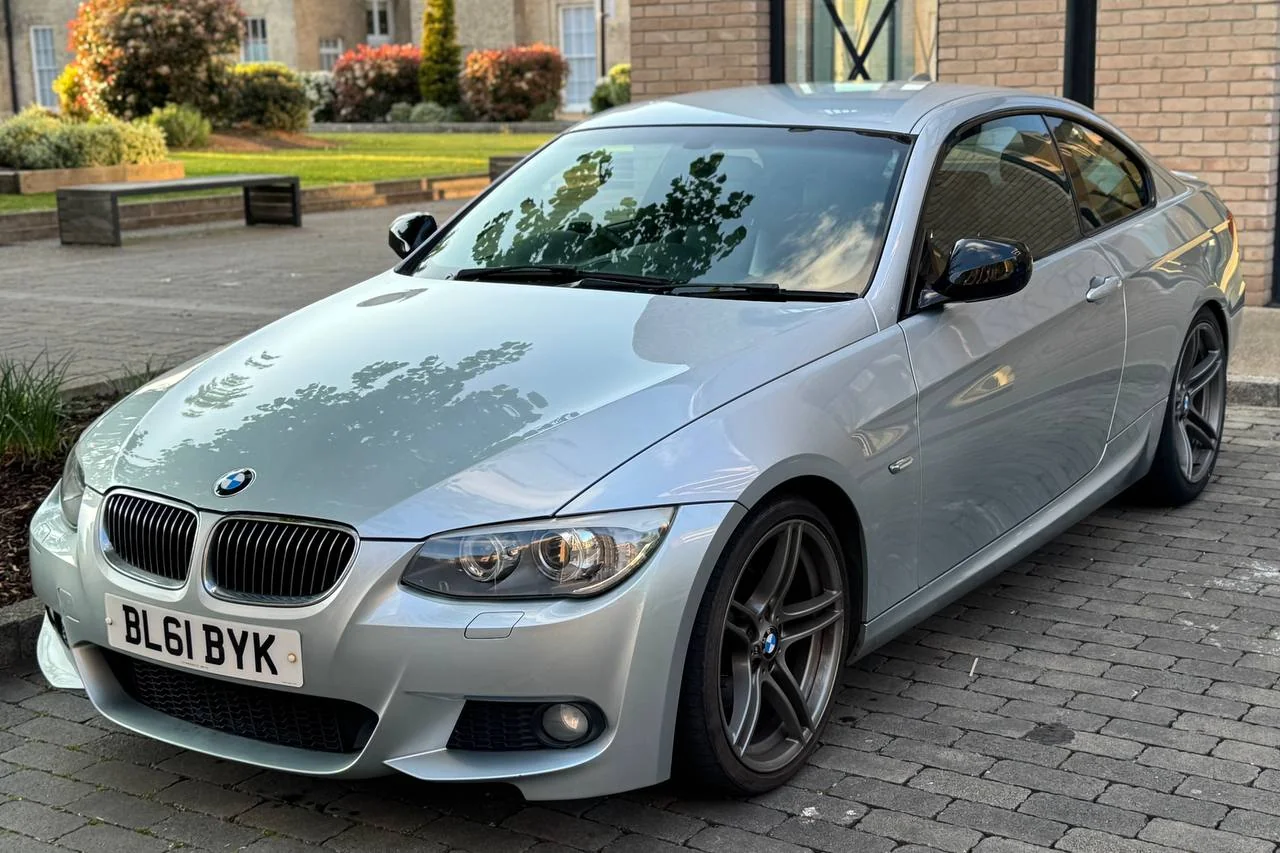 BMW 3 Series 318i 2011 gallery image 3