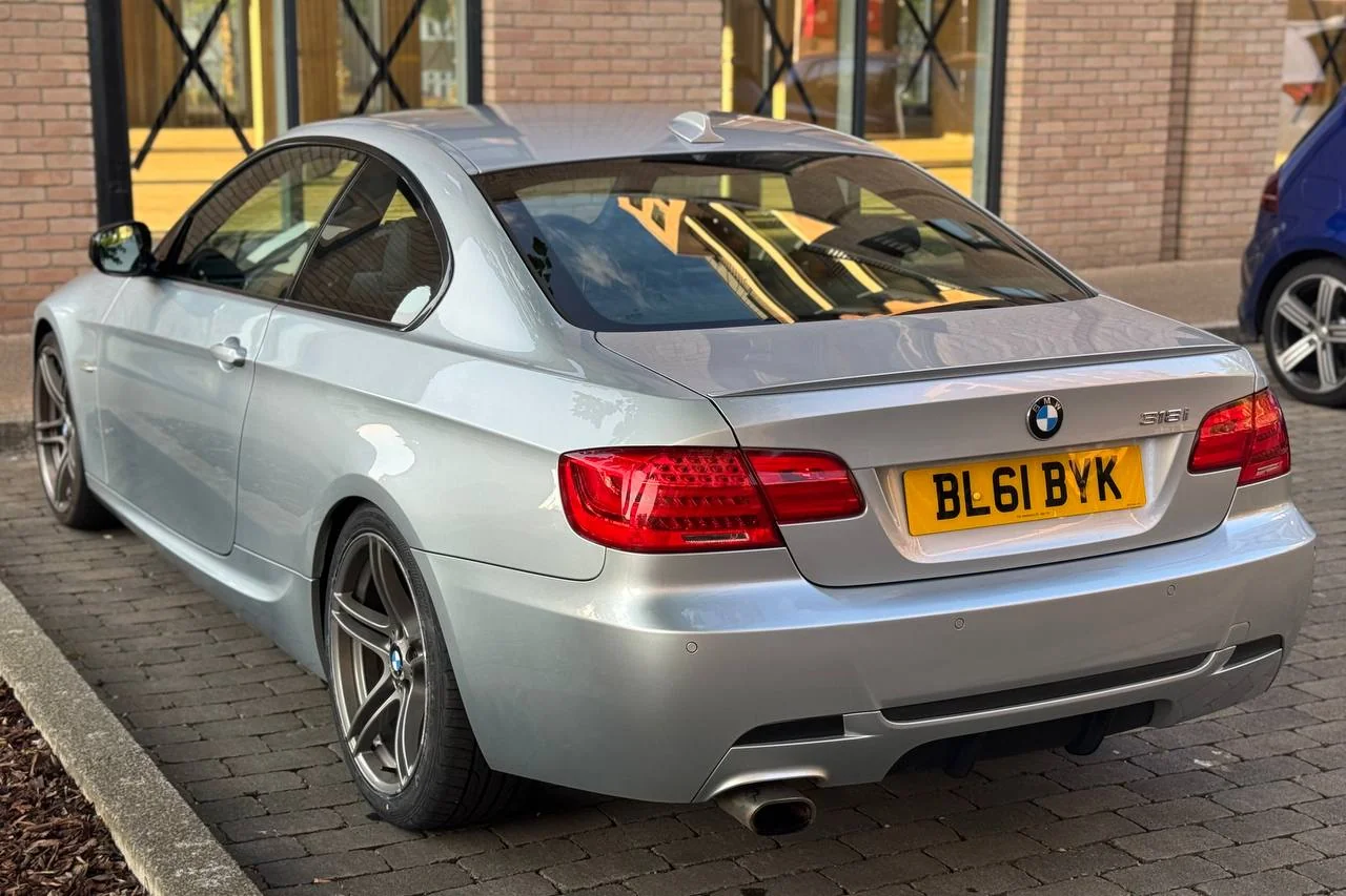 BMW 3 Series 318i 2011 gallery image 4