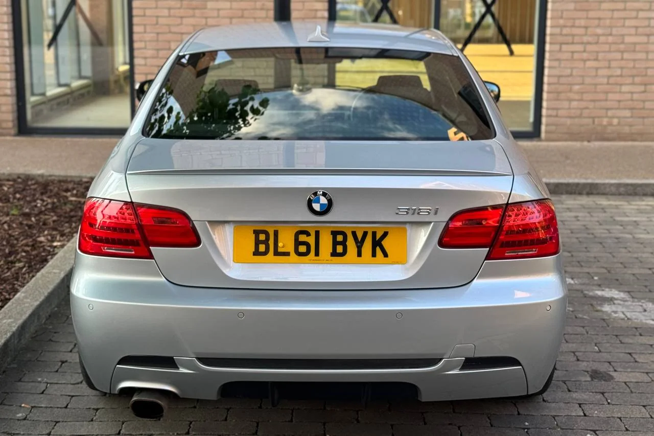 BMW 3 Series 318i 2011 gallery image 5