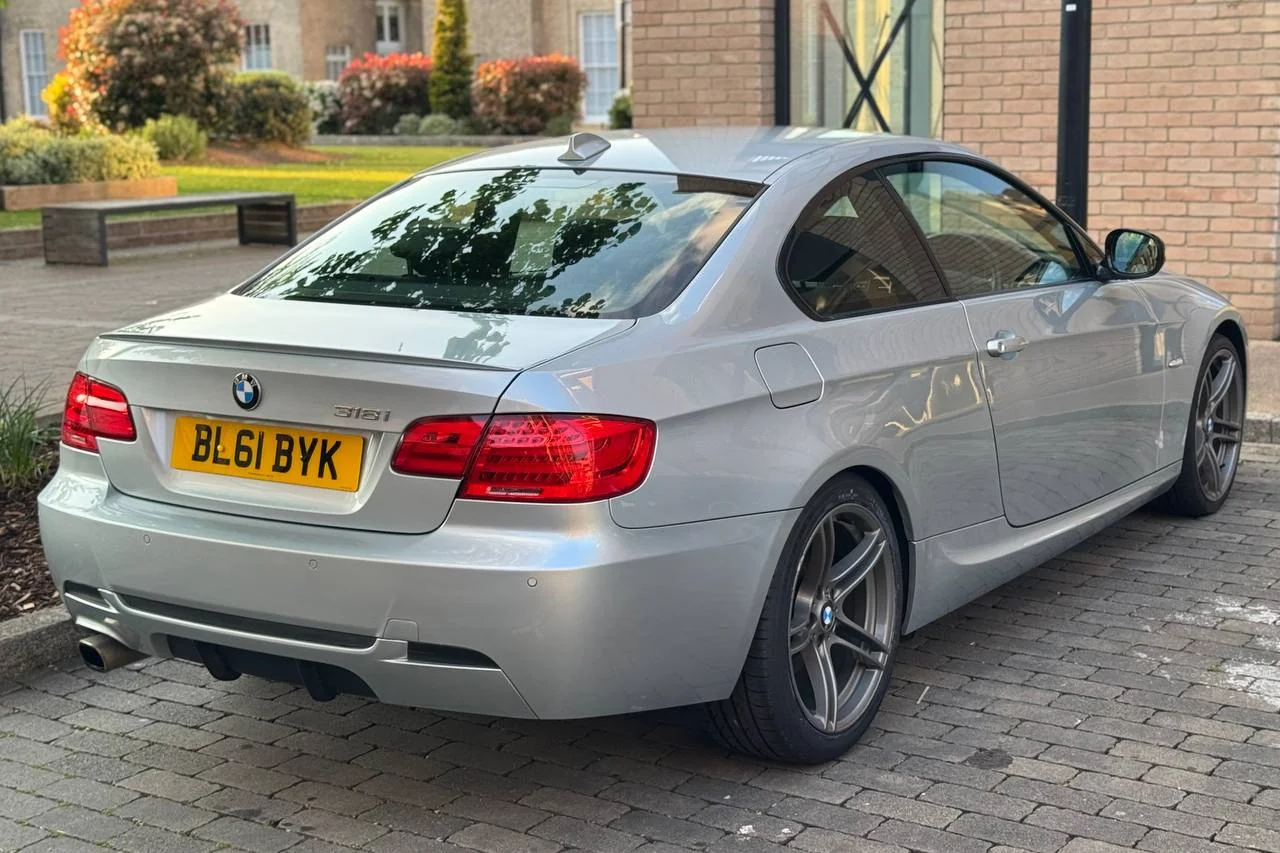 BMW 3 Series 318i 2011 gallery image 6