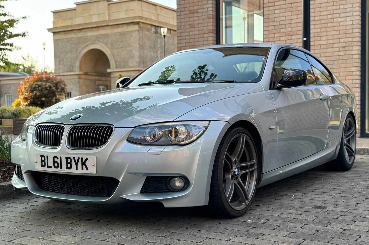 BMW 3 Series 318i 2011 gallery image 9