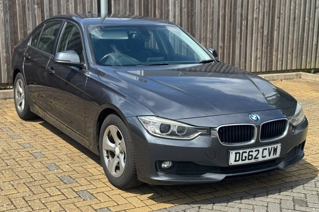 BMW 3 Series 320d EfficientDynamics 2012 gallery image 1
