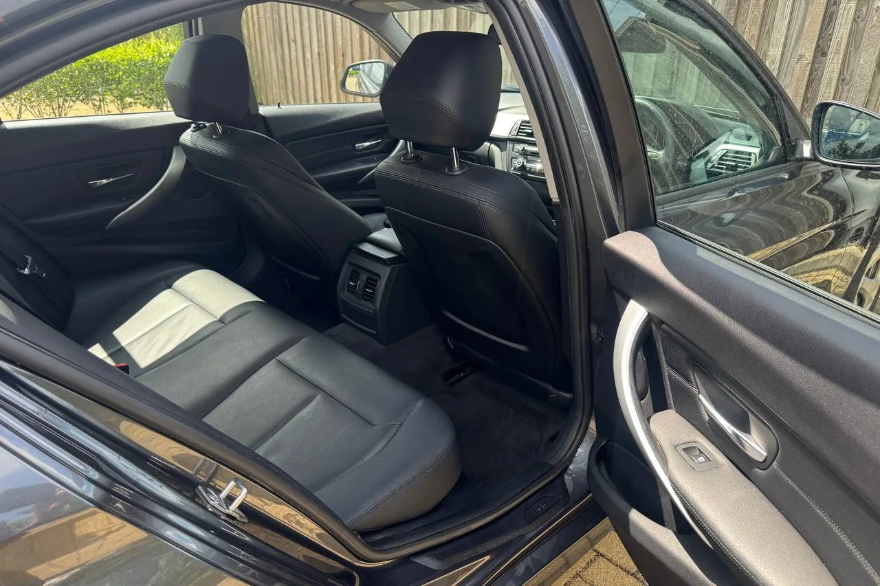 BMW 3 Series 320d EfficientDynamics 2012 gallery image 10
