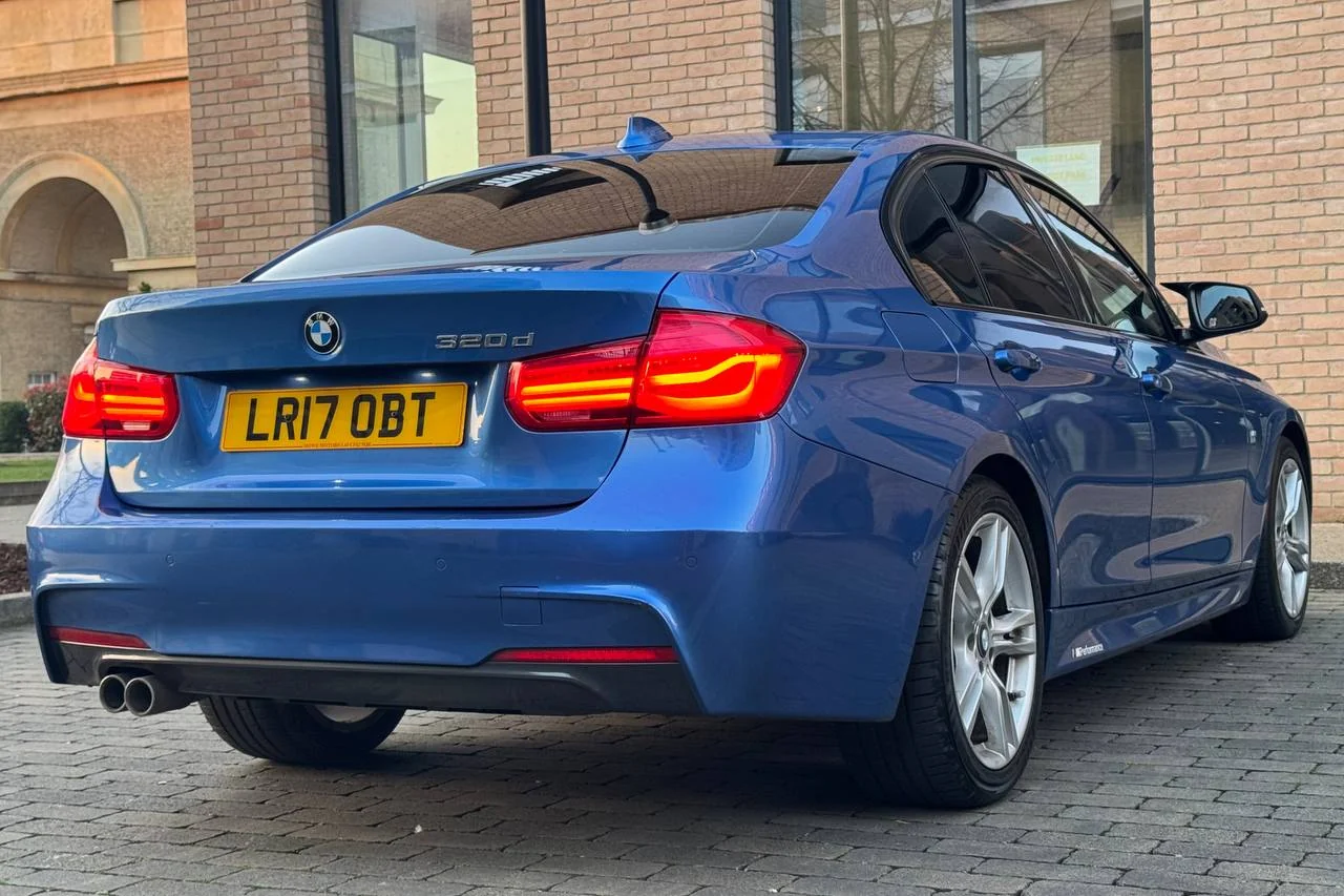BMW 3 Series 320d 2017 gallery image 10