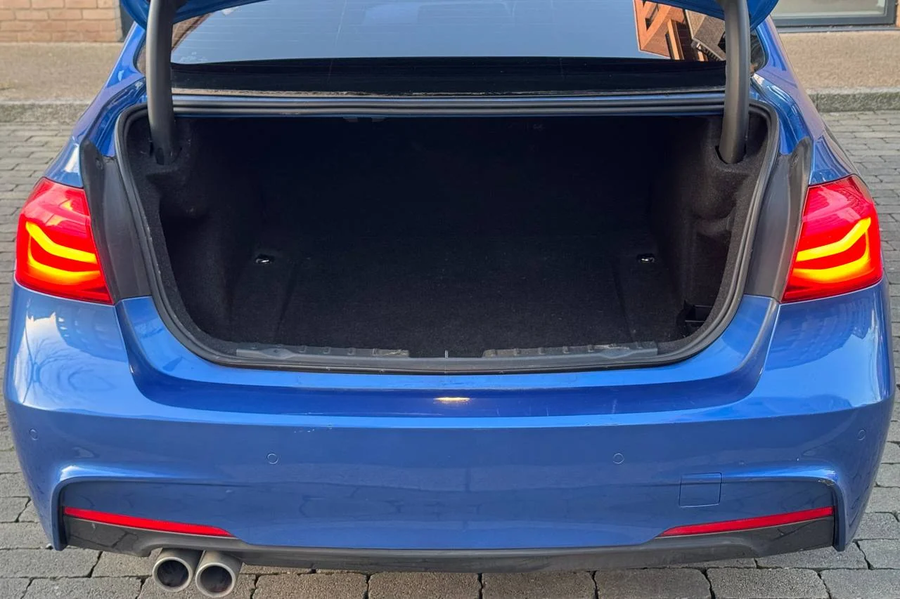 BMW 3 Series 320d 2017 gallery image 11