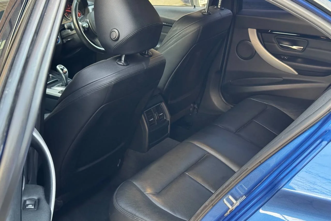 BMW 3 Series 320d 2017 gallery image 16