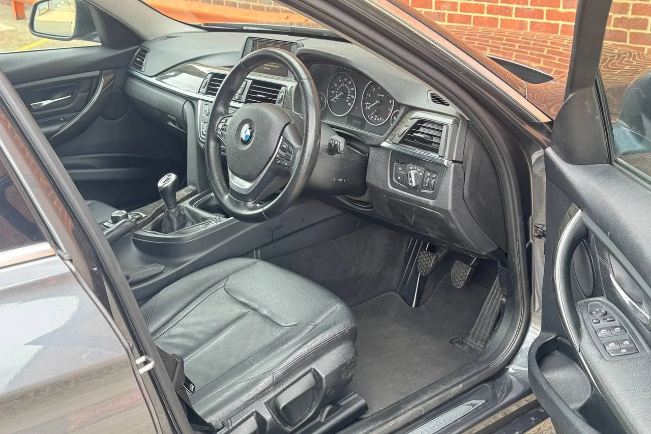 BMW 3 Series 320i xDrive Luxury 2012 gallery image 7