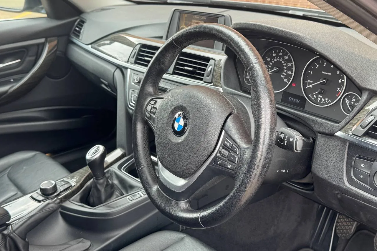 BMW 3 Series 320i xDrive Luxury 2012 gallery image 8