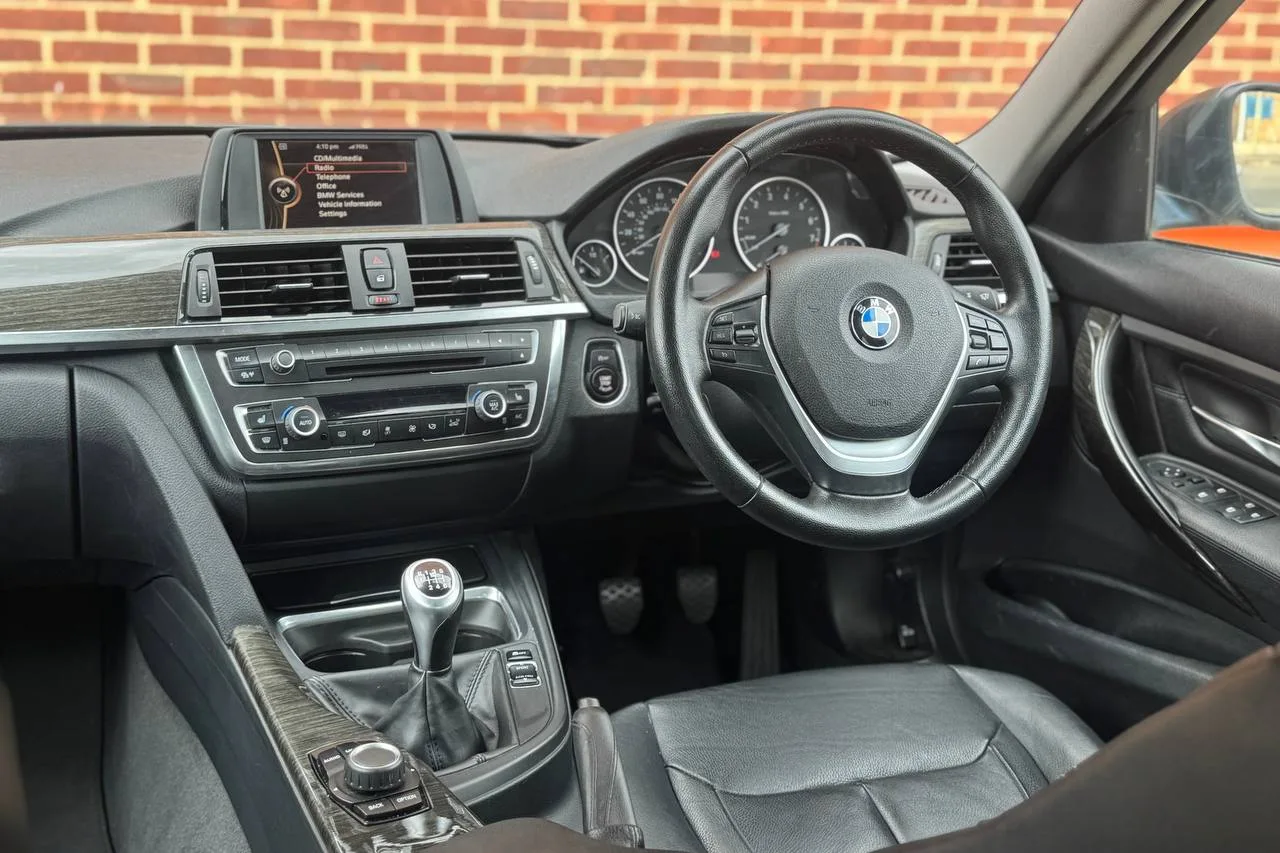 BMW 3 Series 320i xDrive Luxury 2012 gallery image 9