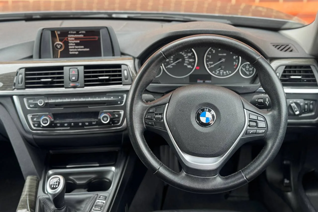 BMW 3 Series 320i xDrive Luxury 2012 gallery image 10