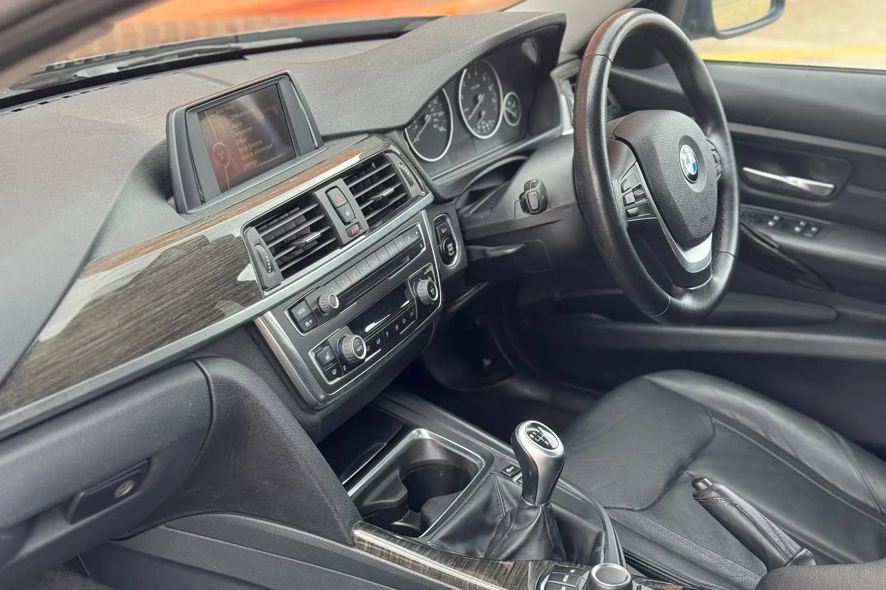 BMW 3 Series 320i xDrive Luxury 2012 gallery image 11