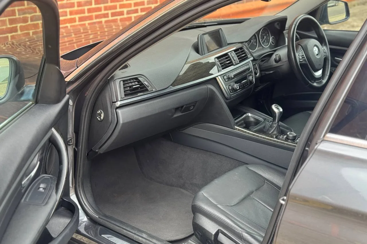 BMW 3 Series 320i xDrive Luxury 2012 gallery image 12
