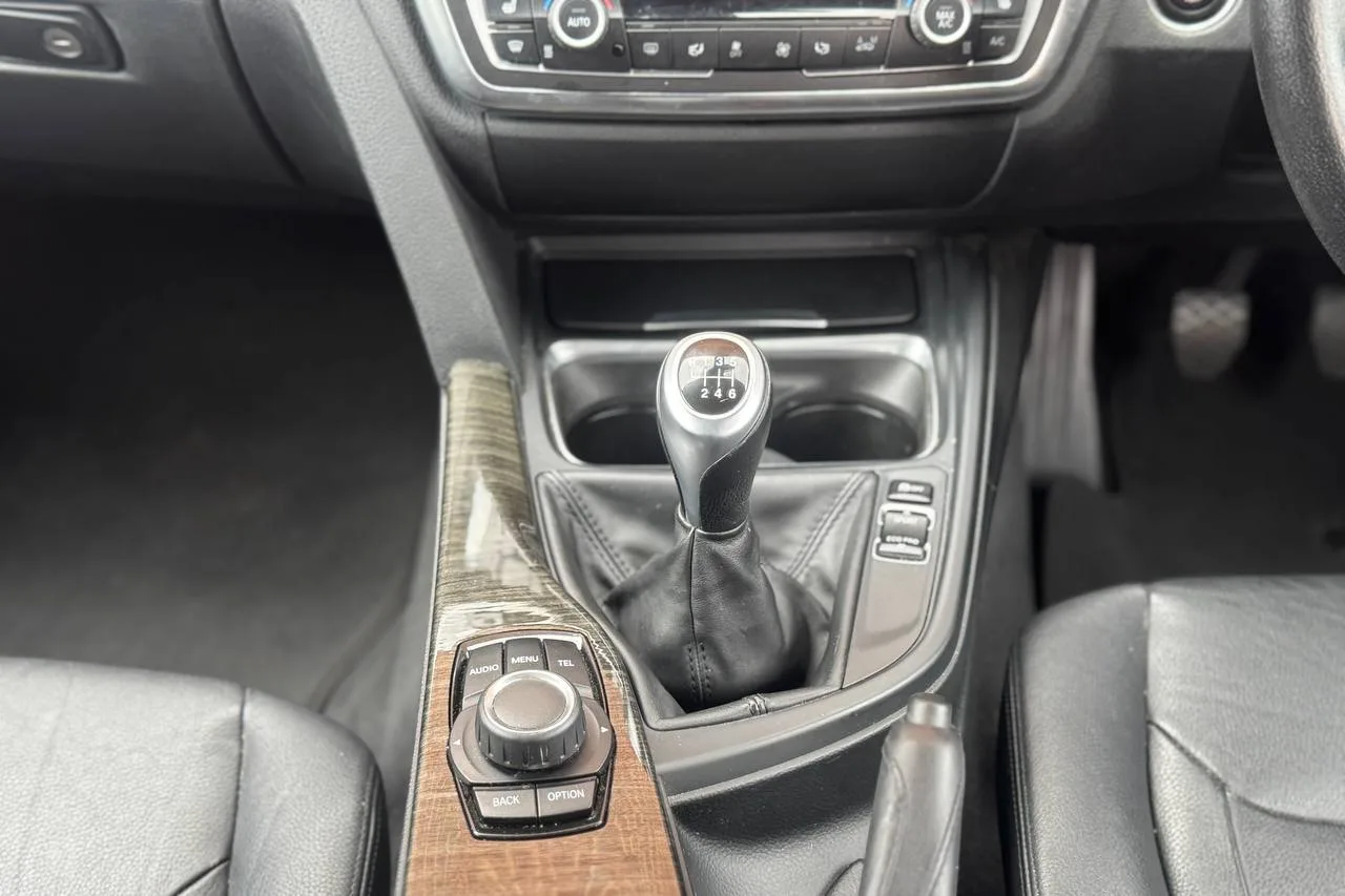 BMW 3 Series 320i xDrive Luxury 2012 gallery image 14