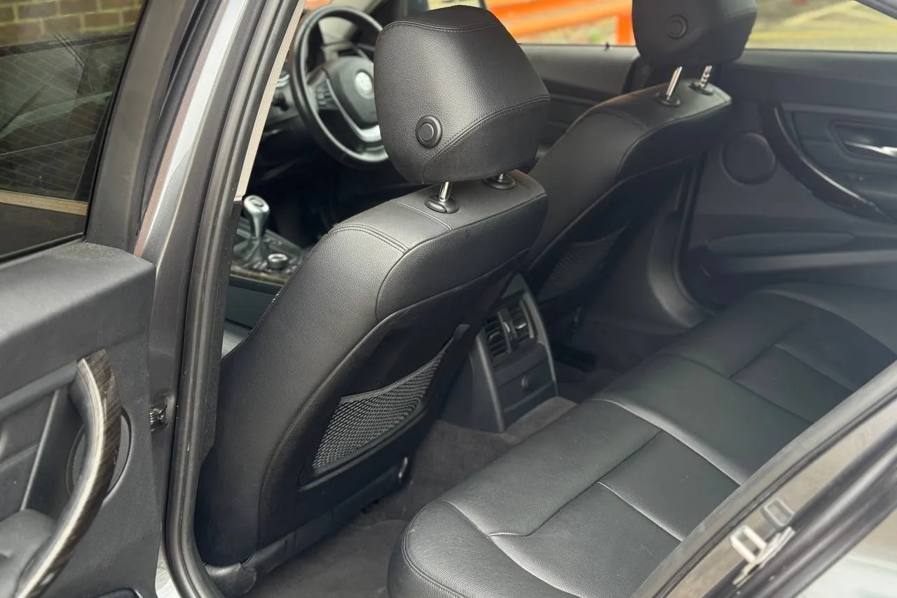 BMW 3 Series 320i xDrive Luxury 2012 gallery image 15