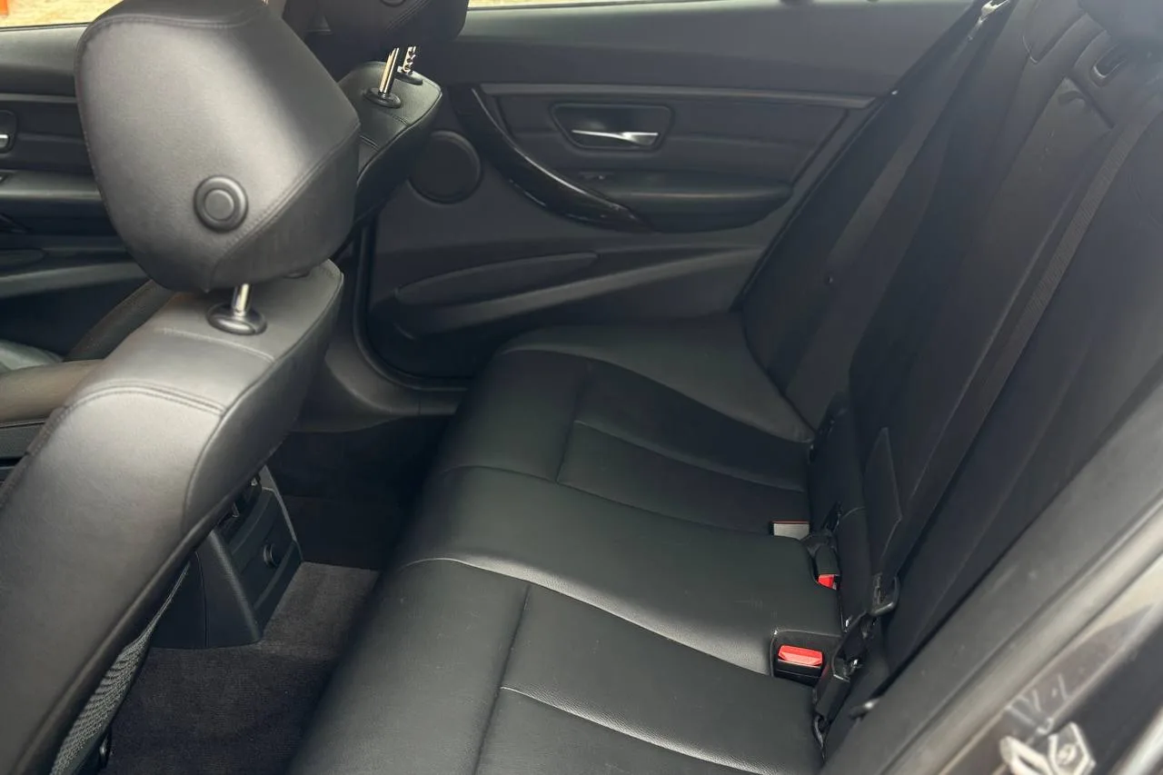 BMW 3 Series 320i xDrive Luxury 2012 gallery image 16