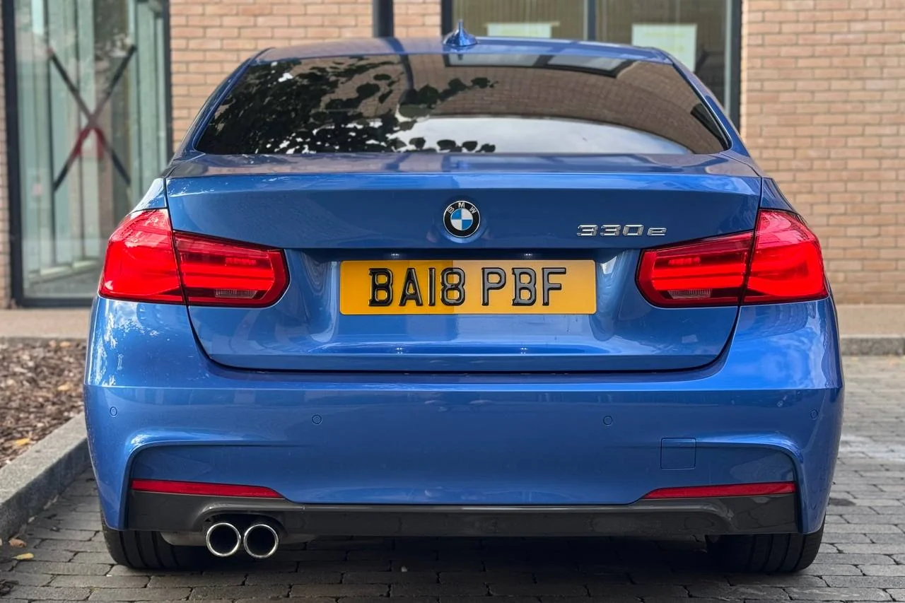 BMW 3 Series 330e 2018 gallery image 10