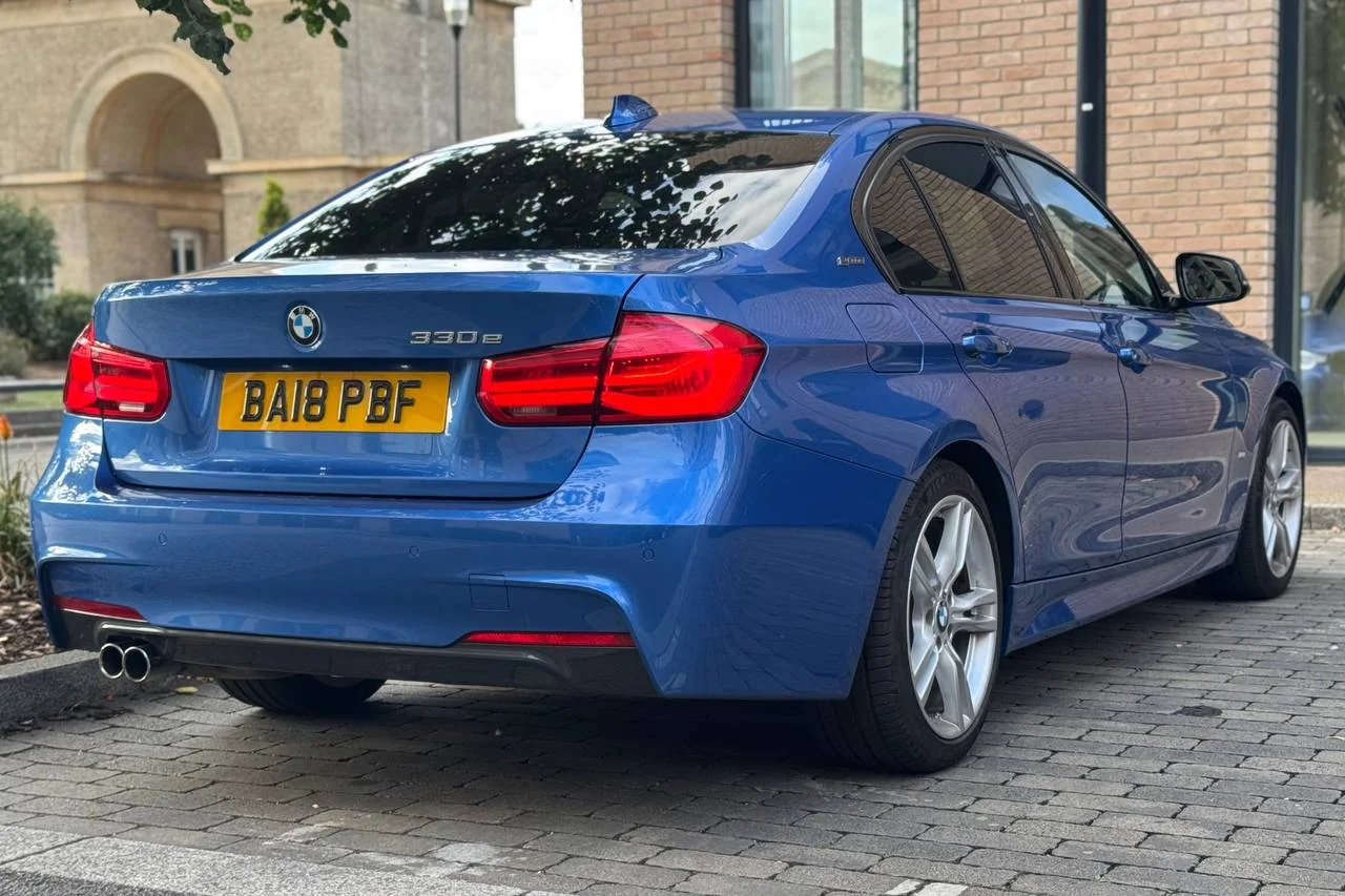 BMW 3 Series 330e 2018 gallery image 11