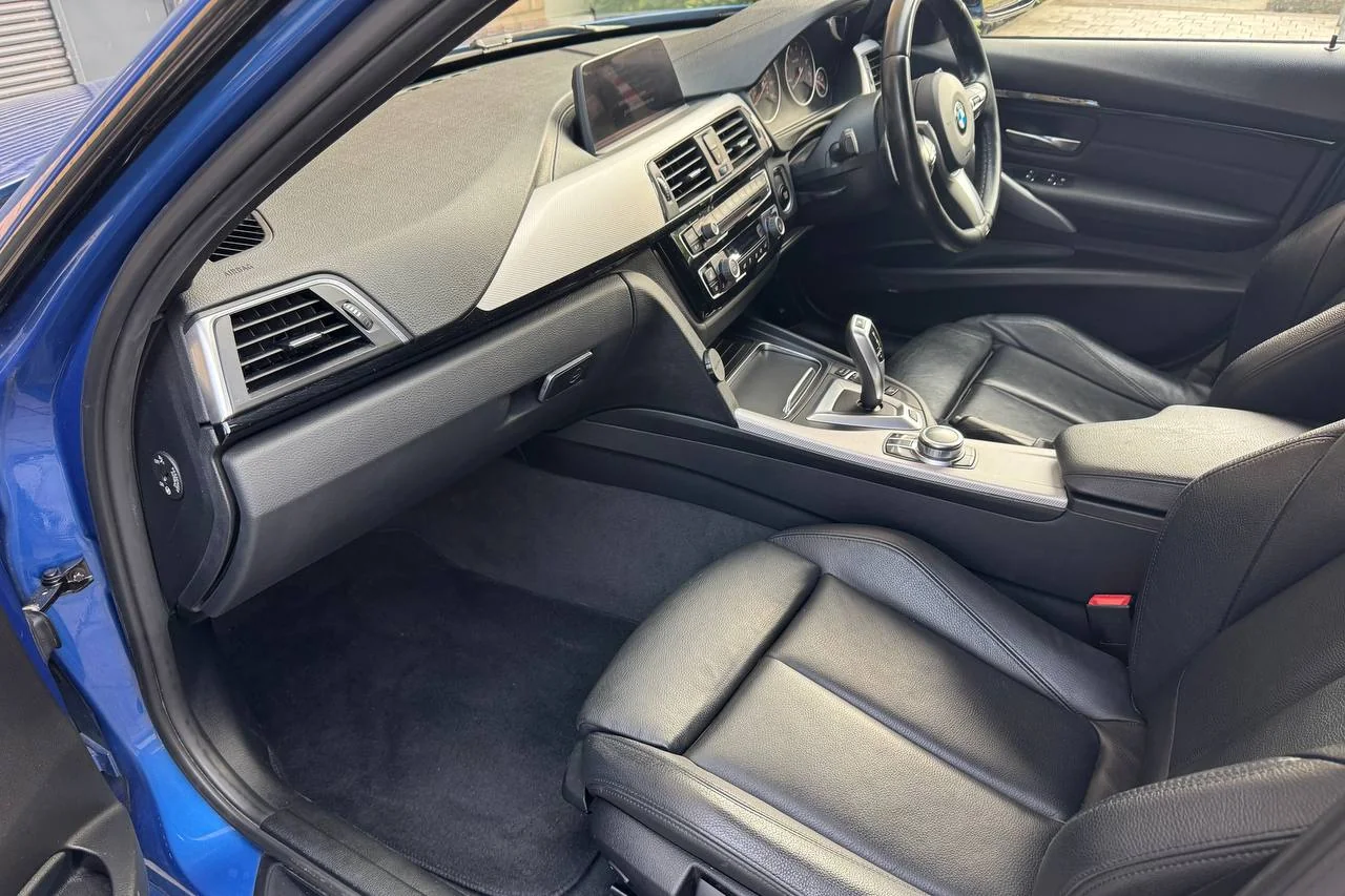 BMW 3 Series 330e 2018 gallery image 15