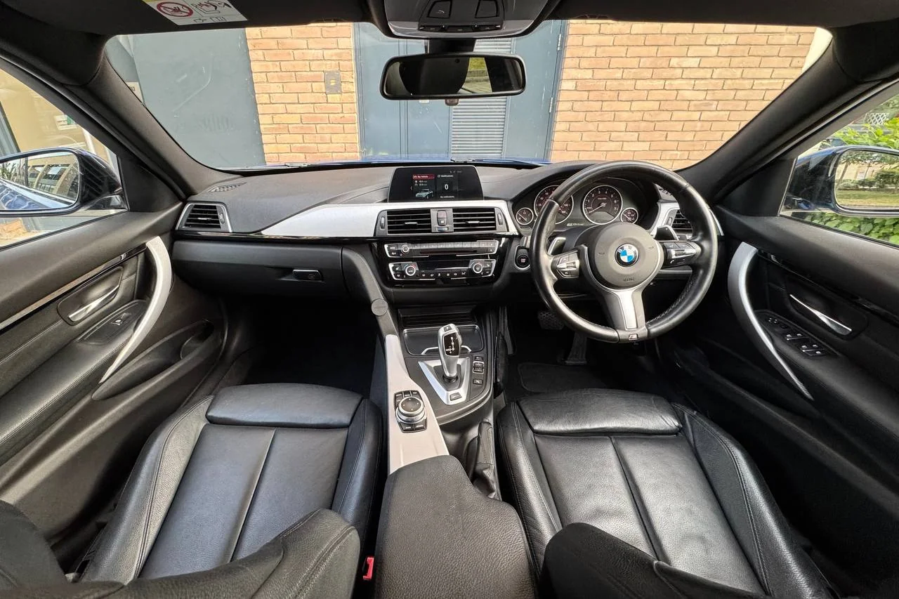 BMW 3 Series 330e 2018 gallery image 16