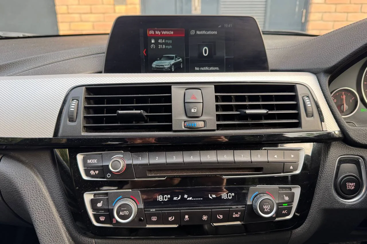 BMW 3 Series 330e 2018 gallery image 17